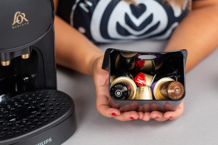 Verónica muestra el recipiente para cápsulas usadas de la L'OR Barista