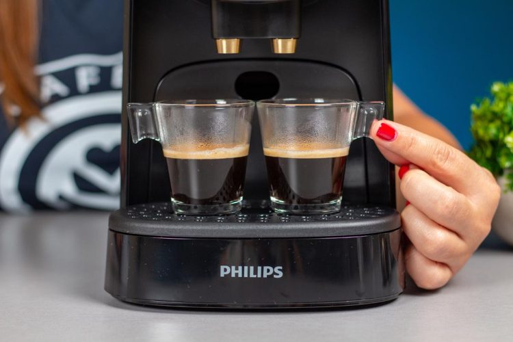Primer plano de dos cafés elaborados con la cafetera Philips L'OR Barista