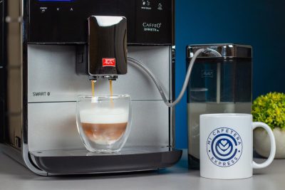Cafetera superautomática Melitta TS Smart dispensando un latte macchiato