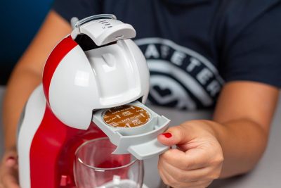 Verónica insertando una cápsula de café en la cafetera Dolce Gusto Mi Me
