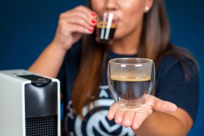 Verónica prueba y enseña varios cafés elaborados con la Essenza Mini