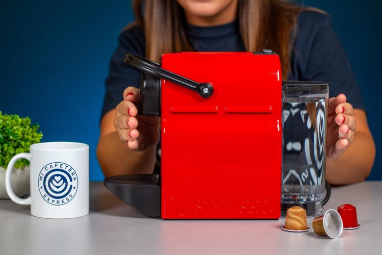 Verónica muestra las dimensiones compactas de la Nespresso Inissia