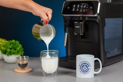 Verónica vertiendo la espuma de leche elaborada con la Philips 2200