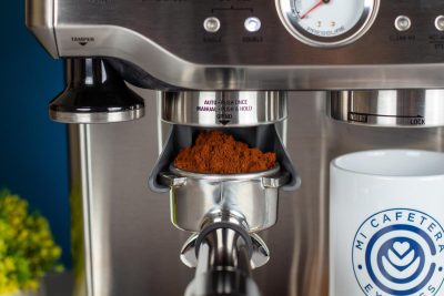 Detalle de la dosificación automática del café con la Sage Barista Express