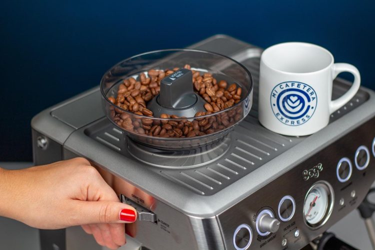 Detalle del ajuste de molienda y recipiente para granos de la Sage Barista Express