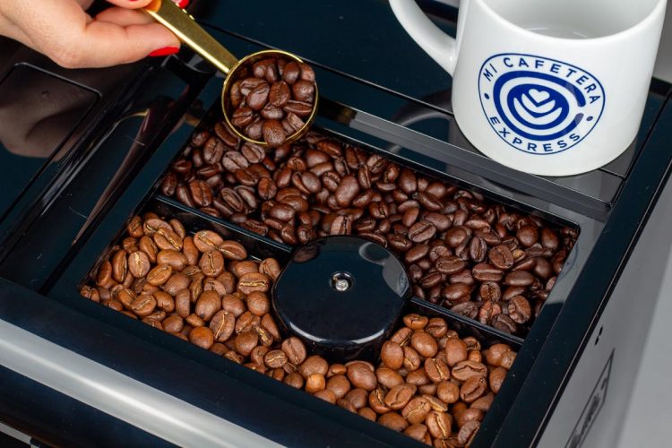 Detalle del doble compartimento para granos de la Melitta Barista TS Smart