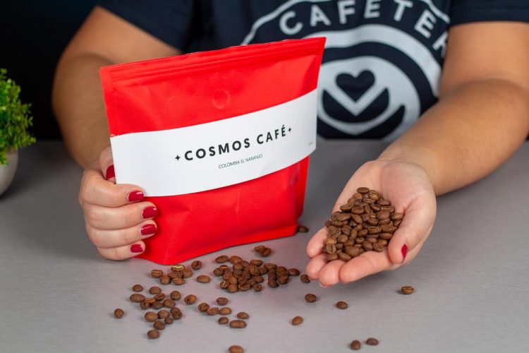 Verónica muestra en detalle los granos de café de especialidad Cosmos Café