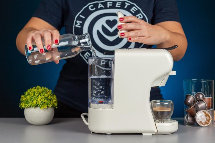 Verónica rellenando el tanque de agua de la cafetera Create multi cápsulas