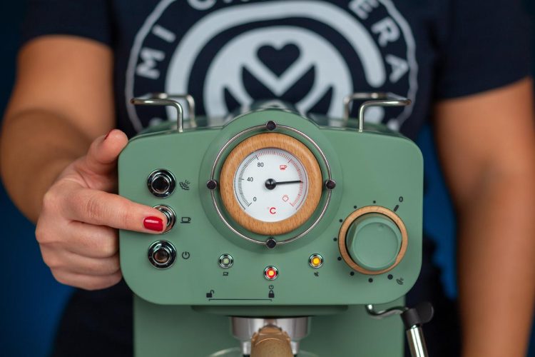 Detalle del panel de control de la cafetera Create Thera Matt Retro