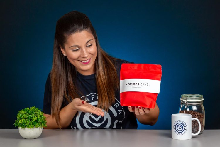 Verónica enseña un paquete de café de especialidad de Cosmos Café