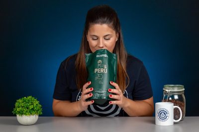 Verónica oliendo el café de especialidad Perú de Incapto