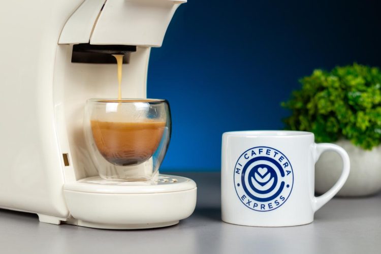 Primer plano de la cafetera Create multi cápsulas dispensando un espresso