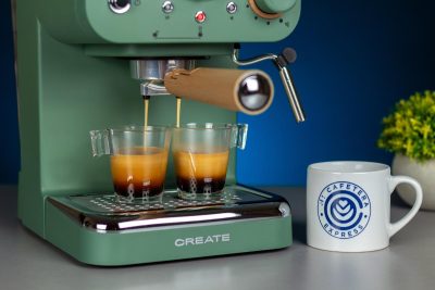 Primer plano de la cafetera Create Thera Retro elaborando dos espressos a la vez