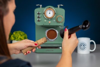 Verónica probando el portafiltro de la cafetera express Thera Retro