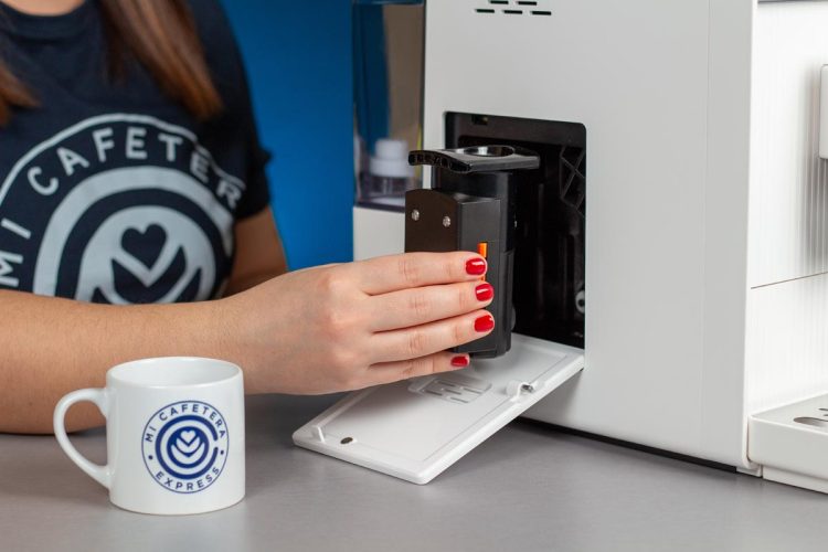 Verónica muestra en detalle el grupo de café de la cafetera Incapto
