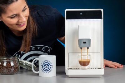 Verónica observa la extracción de un espresso elaborado con la cafetera Incapto