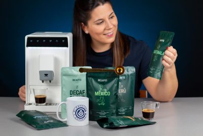 Plano general de Verónica con la cafetera Incapto y varios cafés