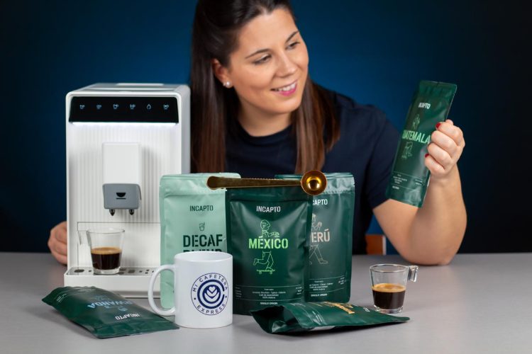 Plano general de Verónica con la cafetera Incapto y varios cafés