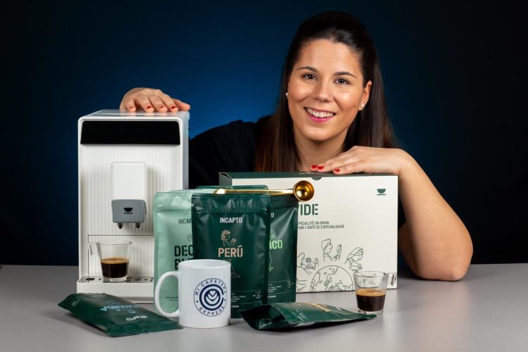 Verónica junto a la cafetera Incapto y el pack Worldwide