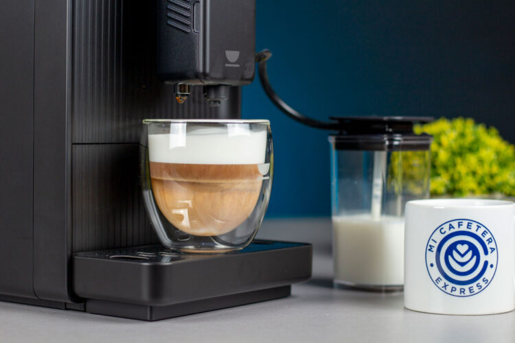 Café Latte elaborado con la cafetera Incapto Aura Milk