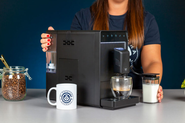 Plano general de Verónica con la cafetera Incapto Aura Milk