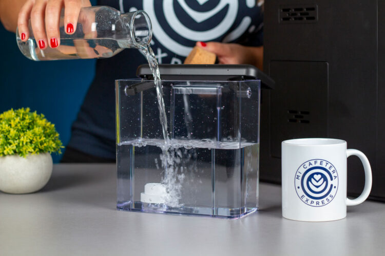 Verónica rellenando el tanque de agua de la Incapto Aura Milk