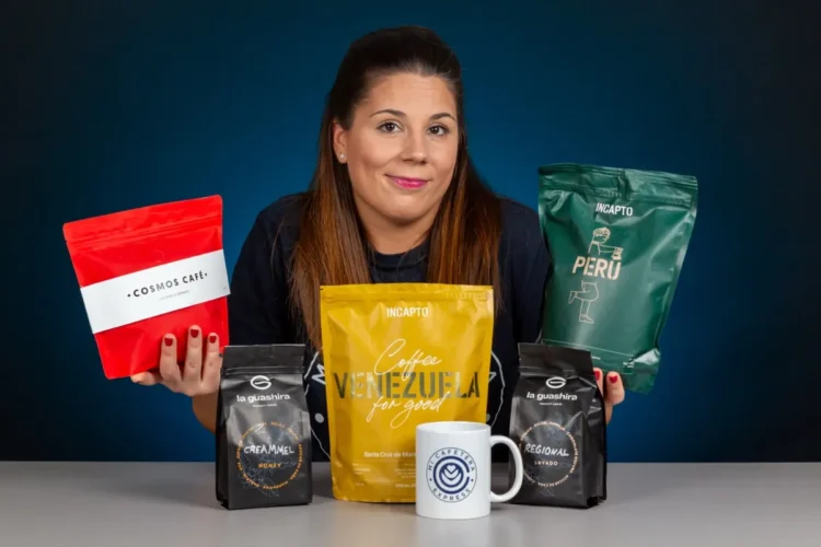 Verónica mostrando diferentes paquetes de café de especialidad