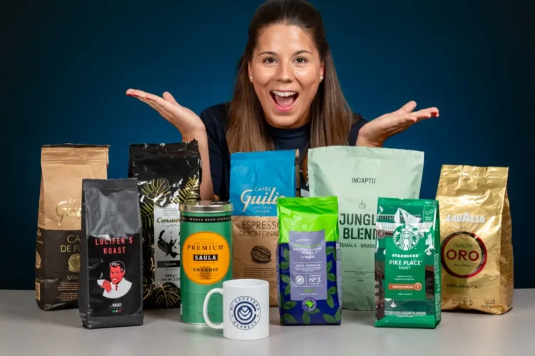 Verónica rodeada de varios paquetes de granos de cafés