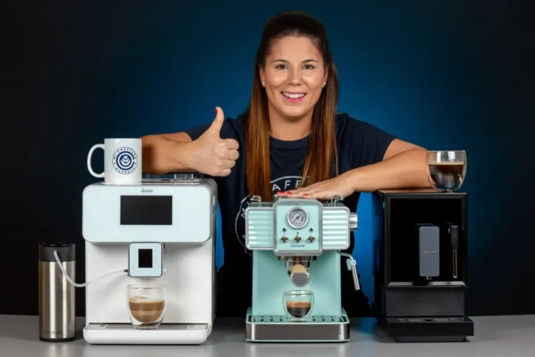 Verónica junto a tres máquinas de café Cecotec