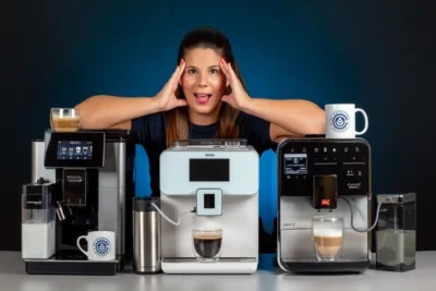 Verónica sorprendida ante tres cafeteras express con depósito de leche
