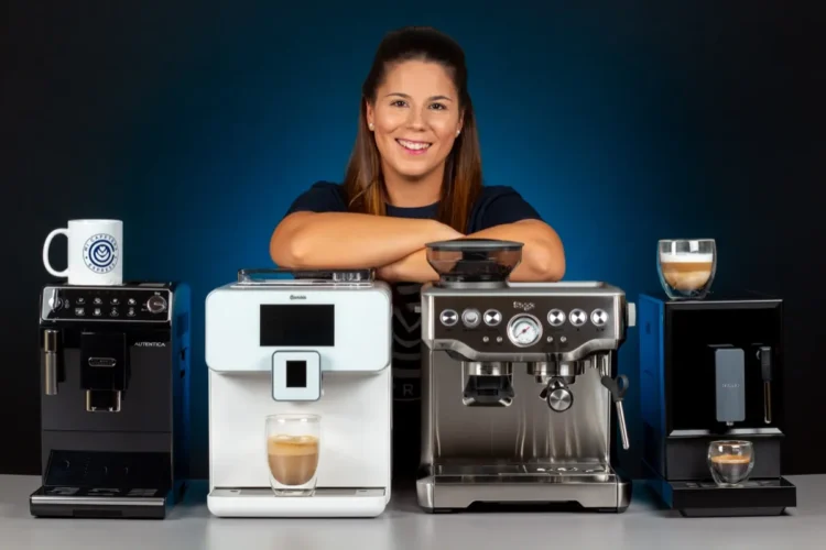 Verónica posa junto a cuatro cafeteras con molinillo integrado