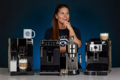 Verónica pensativa frente a cuatro máquinas de café Delonghi