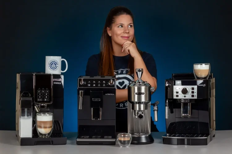 Verónica pensativa frente a cuatro máquinas de café Delonghi