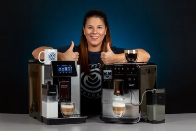 Verónica posa junto a dos cafeteras para oficinas