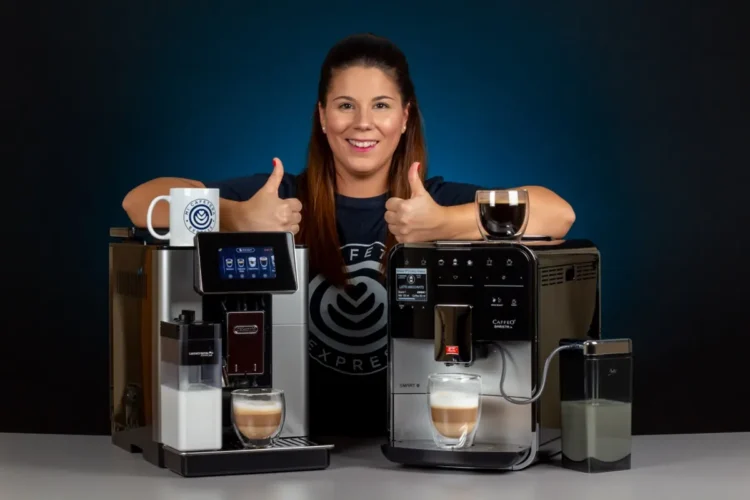 Verónica posa junto a dos cafeteras para oficinas