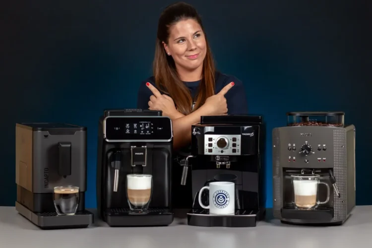 Verónica junto a cuatro máquinas de café superautomáticas