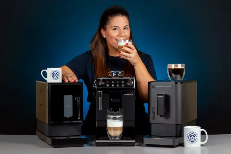 Verónica disfruta de un café junto a tres cafeteras superautomáticas compactas