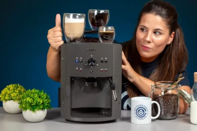 Verónica junto a la cafetera Krups Roma y varios cafés