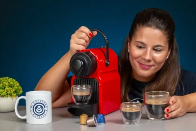 Verónica junto a la cafetera de cápsulas Nespresso Inissia y varios cafés