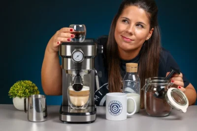 Verónica junto a la cafetera express Cafelizzia 790 y varios cafés