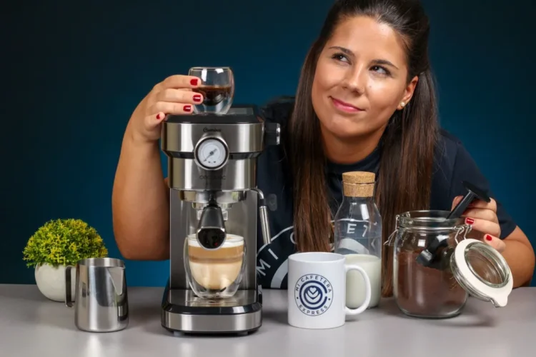 Verónica junto a la cafetera express Cafelizzia 790 y varios cafés