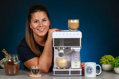 Verónica junto a la cafetera Power Instant-ccino 20 Touch y algunos cafés