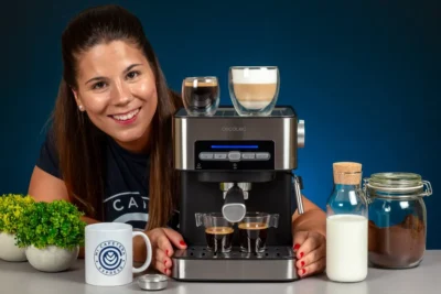 Verónica posa junto a la Cecotec Power Espresso 20 Matic y distintos cafés
