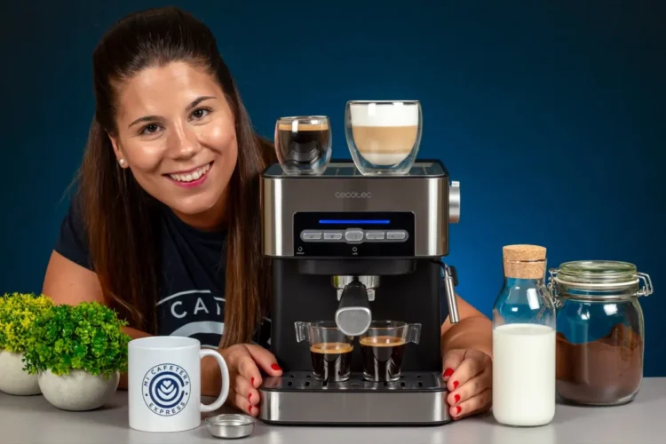 Verónica posa junto a la Cecotec Power Espresso 20 Matic y distintos cafés