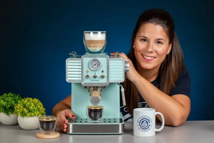 Verónica junto a la Power espresso 20 Tradizionale y una selección de cafés