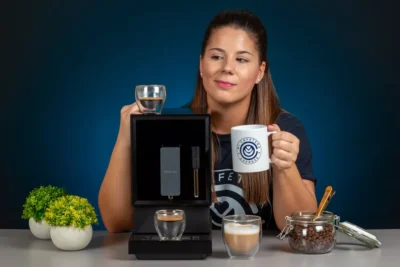Plano general de Verónica junto a la Cecotec Vaporissima y varios cafés