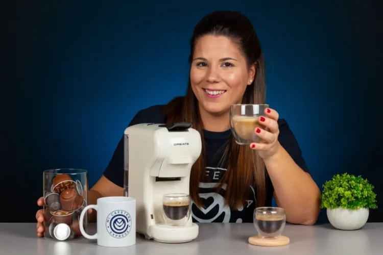 Verónica sujetando un latte junto a la cafetera Create Potts Stylance