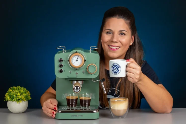 Plano general de Verónica junto a la cafetera Thera Retro y algunas bebidas