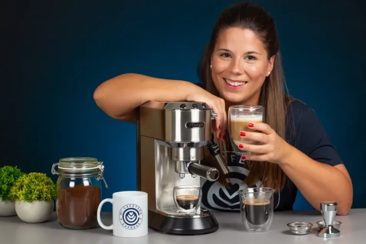 Verónica sosteniendo un cappuccino junto a la Delonghi Dedica EC685