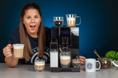 Verónica junto a la cafetera Delonghi Dinamica y varios cafés